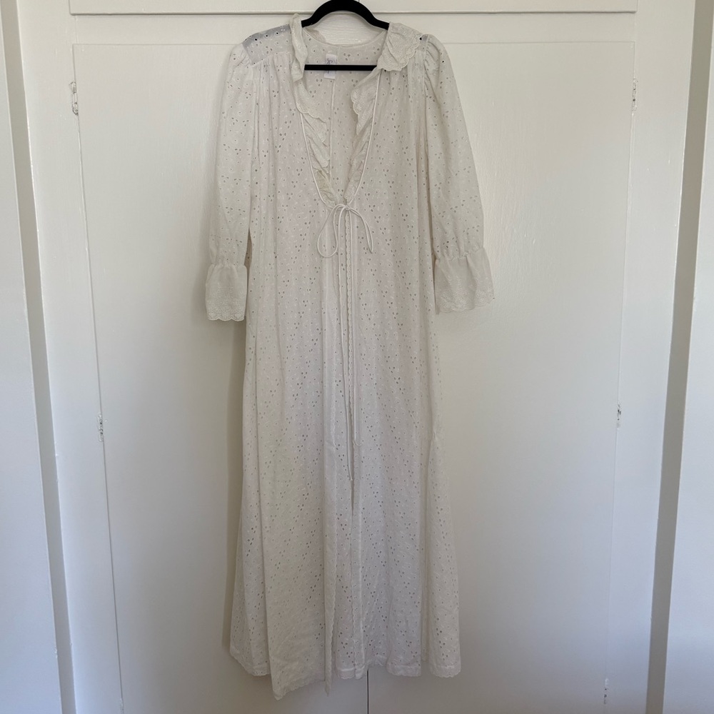 LUCIE ANN VINTAGE EYELET ROBE